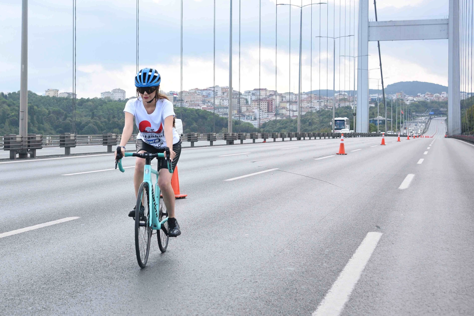 Ünlü oyuncu Avrupa'dan Asya'ya pedal çevirerek geçti